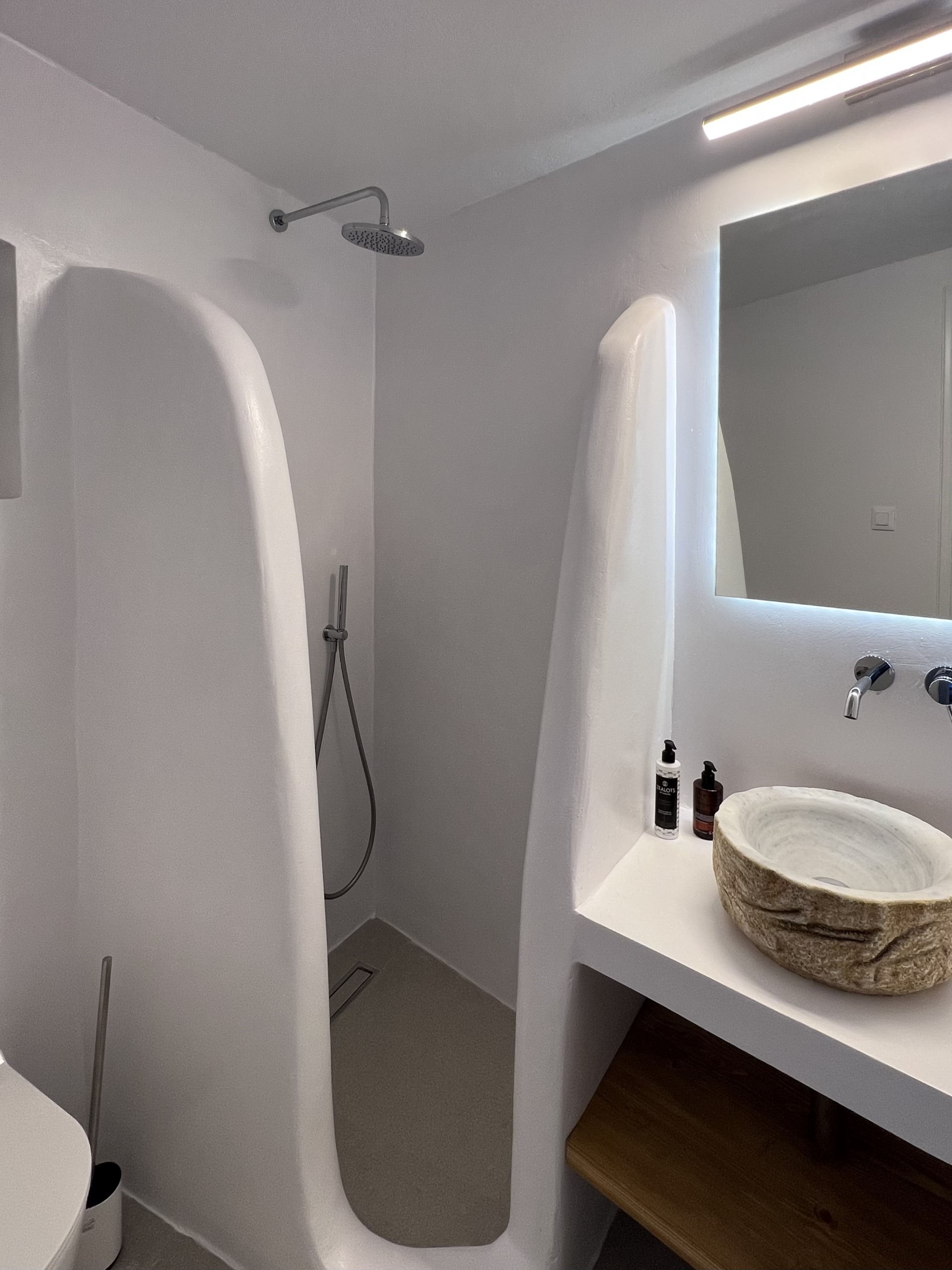 Bathroom with modern finishes