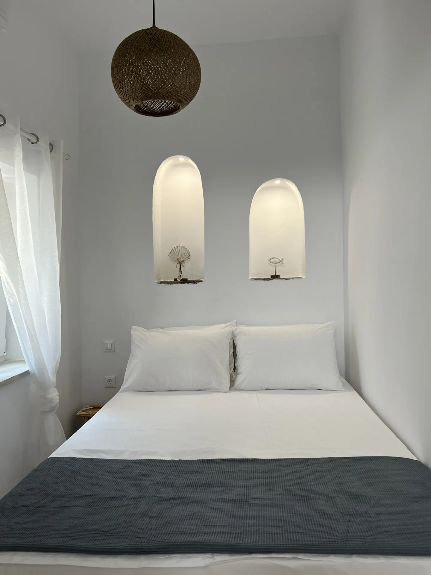 Levantes suite — bedroom with arched niches and ceiling window