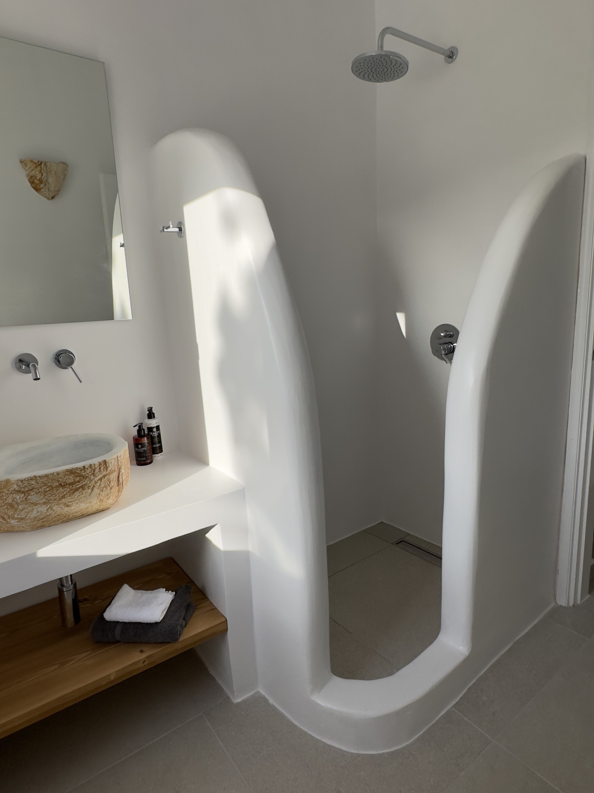 Bathroom with modern finishes
