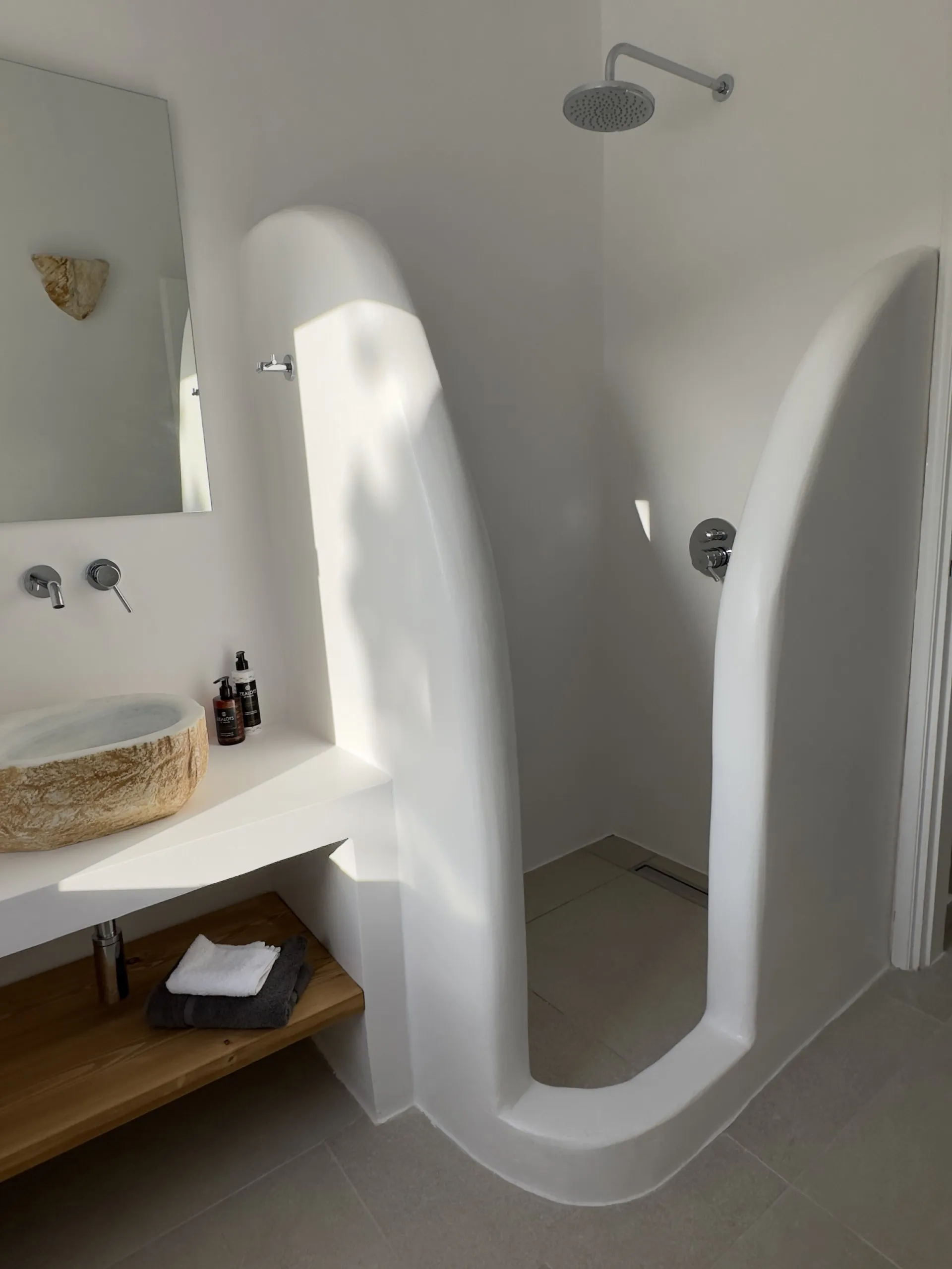 Bathroom with modern finishes