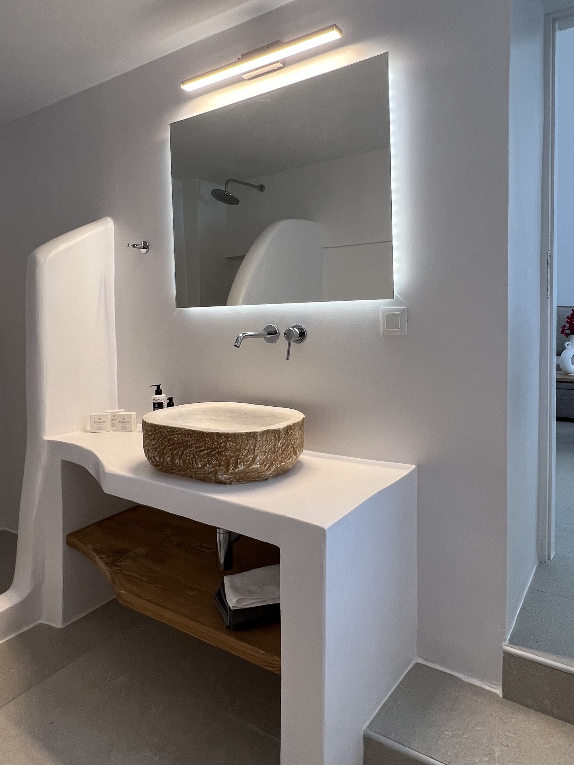 Bathroom with modern finishes