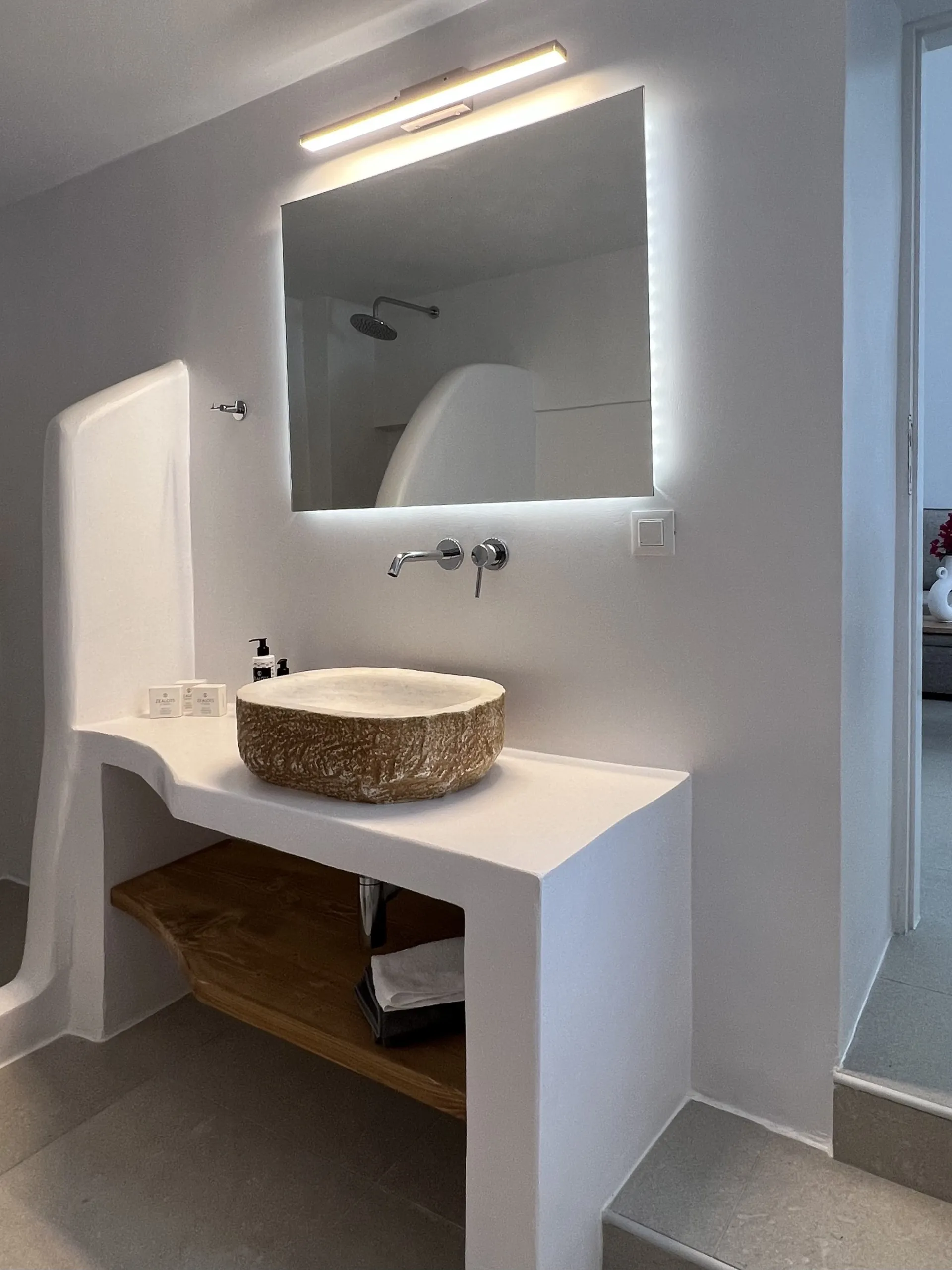 Bathroom with modern finishes